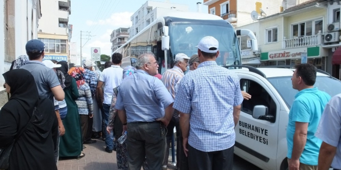 Burhaniye’de hacı adayları uğurlandı