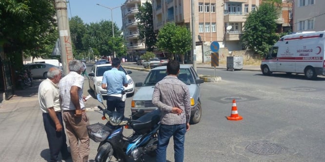 Otomobille motosiklet çarpıştı: 2 yaralı