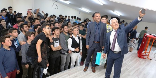 Bozbey gençlerle buluştu