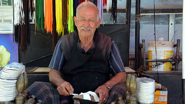 64 yıldır ayakkabı boyacılığı yapıyor
