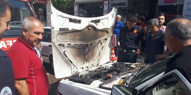 Seyir halindeki otomobil alev aldı