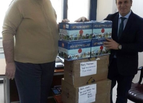 Okuma alışkanlığını artırmak için kitap dağıtılıyor