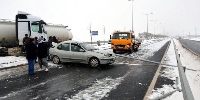 Yoldan çıkan araçlar aydınlatma direklerine çarptı