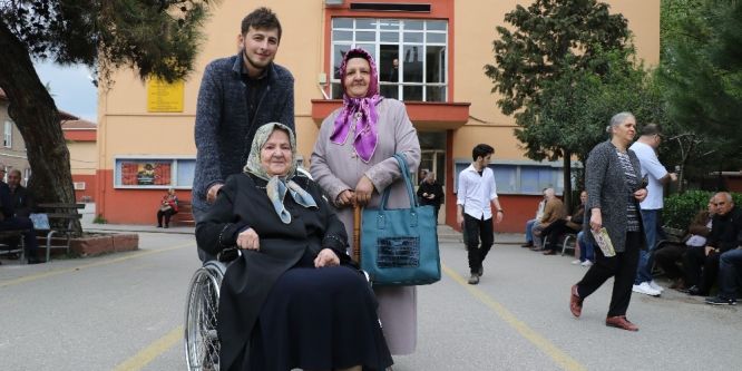 85 yaşındaki emekli öğretmen sandık başına koştu