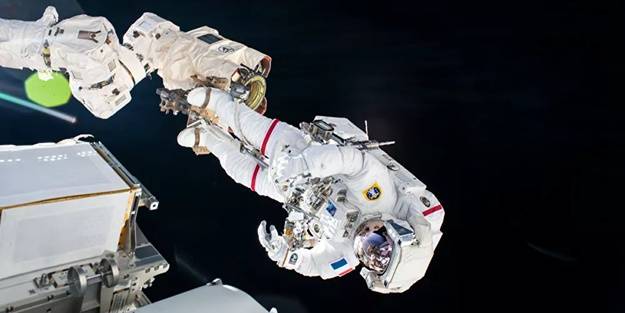 6.5 saat sürecek! Uzay yürüyüşü başladı