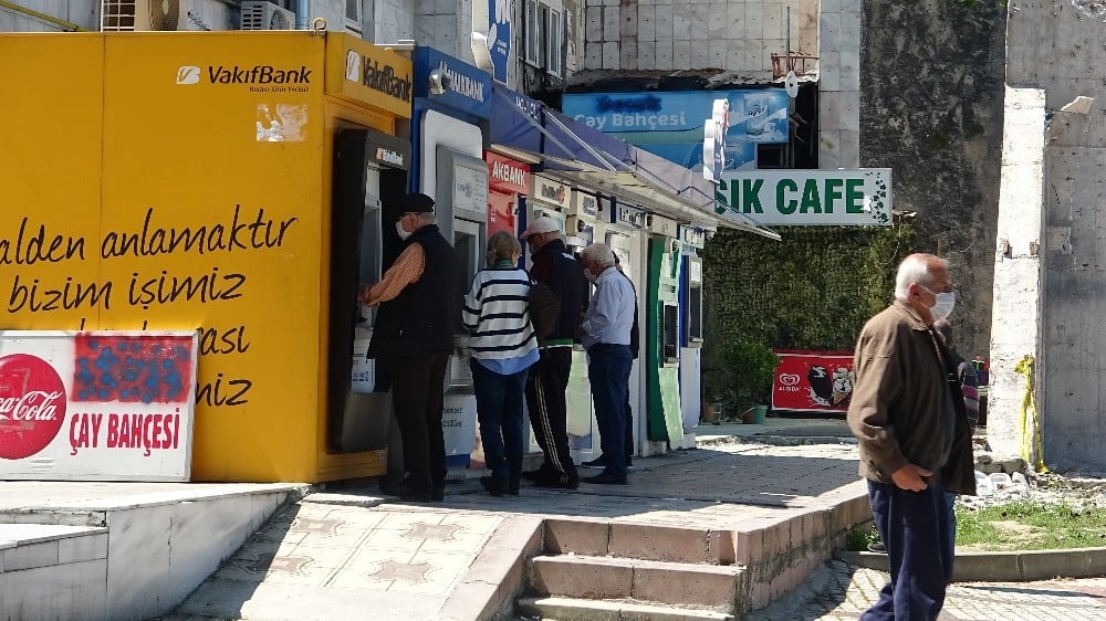 65 yaş üstü ilk banka hesaplarını kontrol etti 