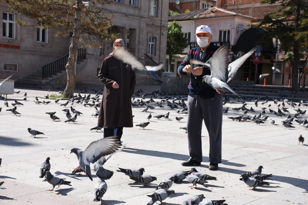 65 yaş üstü kişiler bayramın keyfini sokaklarda çıkardı 