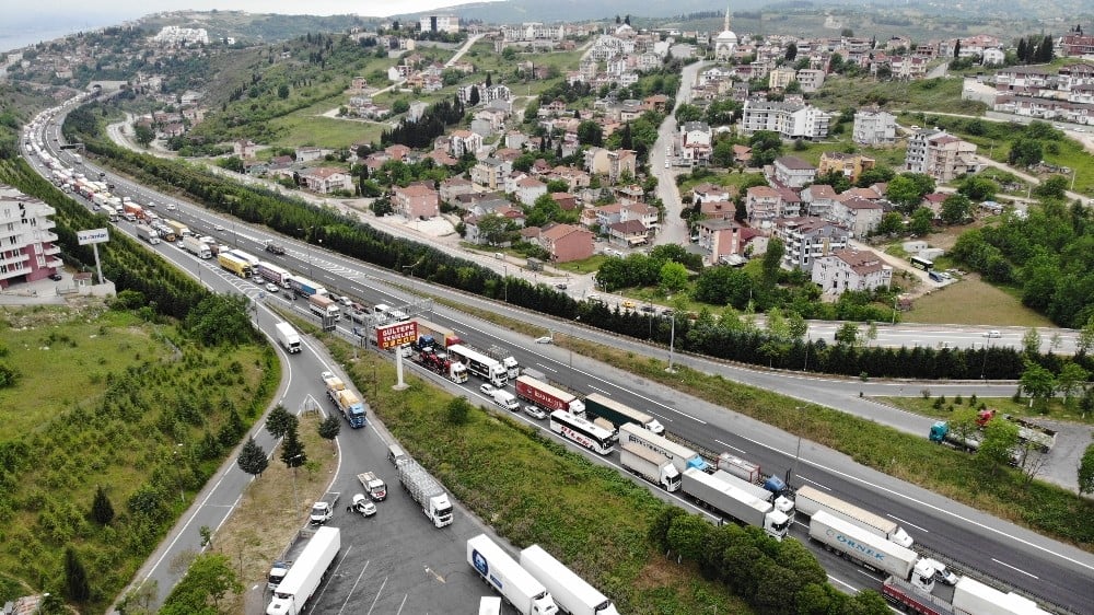 65 yaş üstü memleketlerine doğru yola çıkınca Kocaeli TEM kilitlendi 