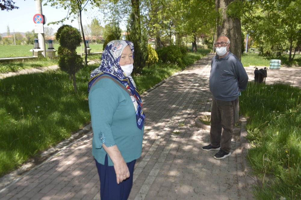 65 Yaş üstü park ve bahçelere akın etti 