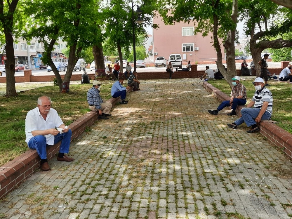 65 yaş üstü parklara akın 