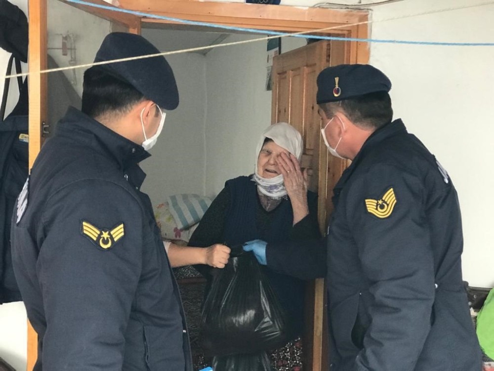 65 yaş üstü vatandaşın yardımına jandarma koştu 