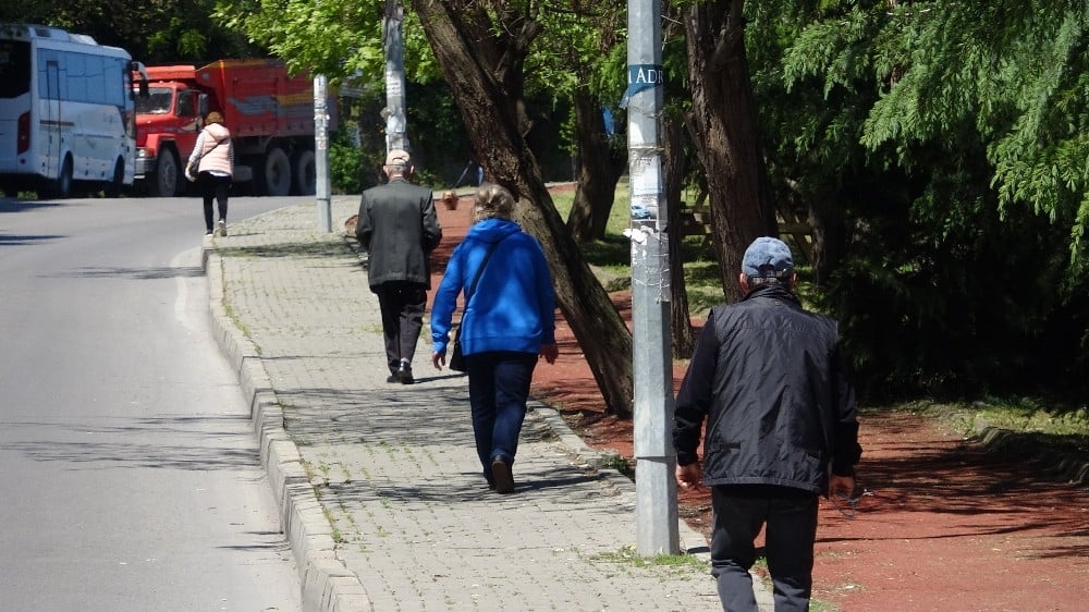 65 yaş üstü vatandaşlar güzel havanın tadını çıkarttı 