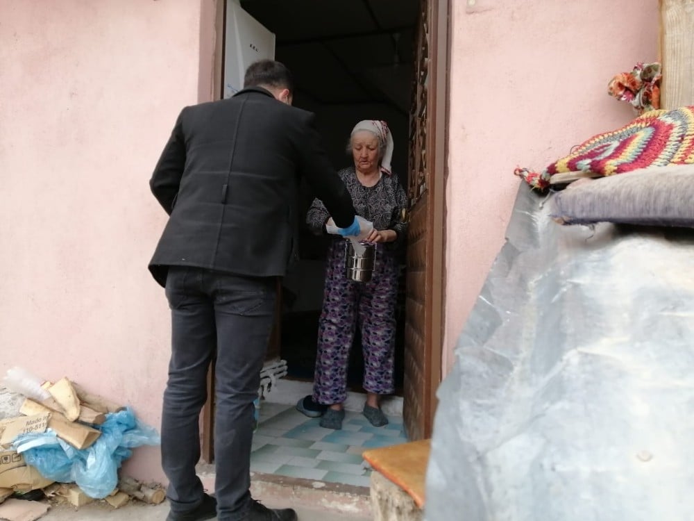 65 yaş üstü vatandaşların evlerine ücretsiz yemek servisi 