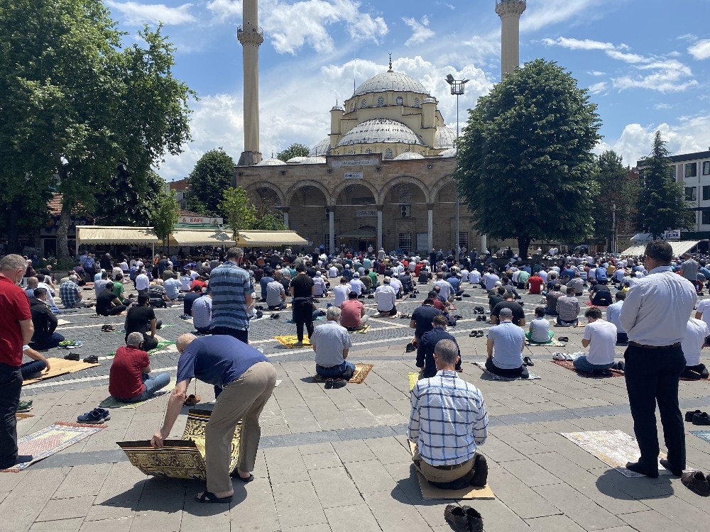 65 yaş üstü ve 20 yaş altı ilk kez Cuma namazına gitti 