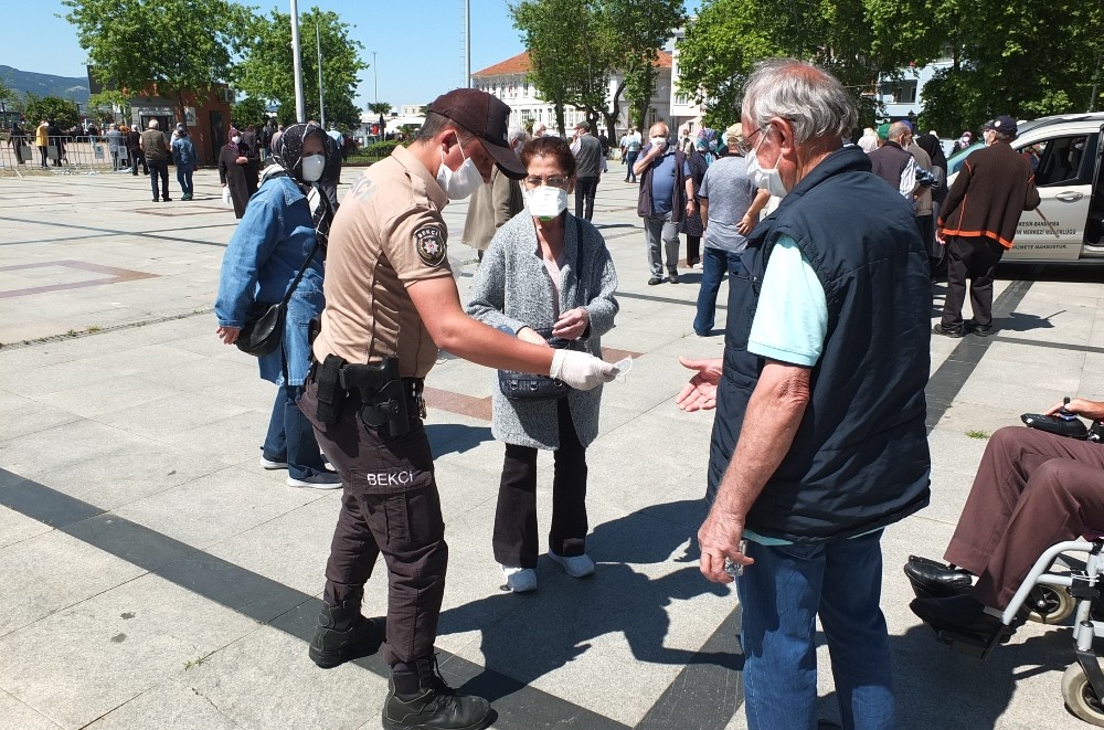 65 yaş üstüne bayram sürprizi 