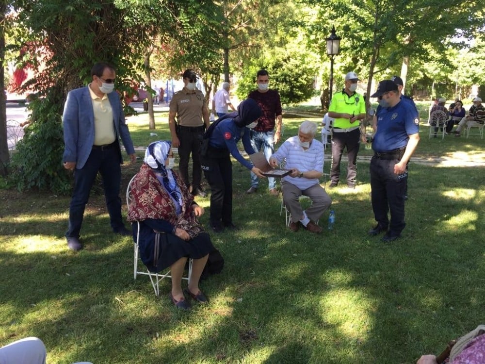 65 yaş üstünün bayramını emniyet personeli kutladı 