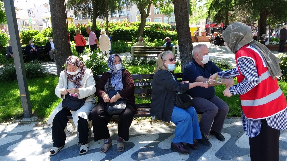 65 yaş üzeri vatandaşlar sokağa çıktı, Kızılay bayramlarını kutladı 