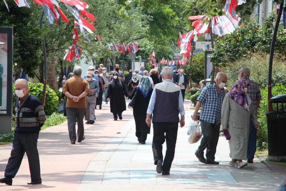 65 yaş ve üstü 8 saat sokakta 