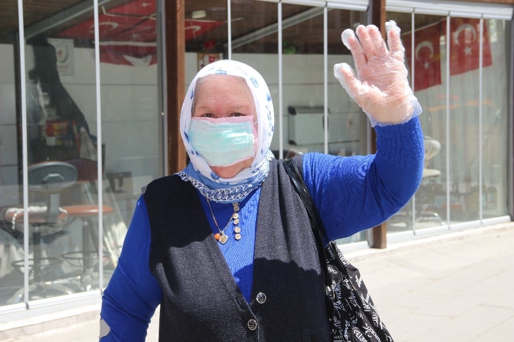 65 yaş ve üstü için sokağa çıkma saatleri değişti, refakatçileri de istisna tutulacak 