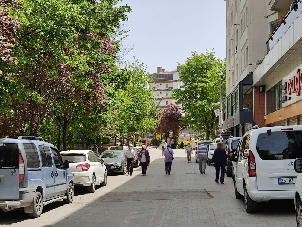 65 yaş ve üstü tekrar sokaklarda 