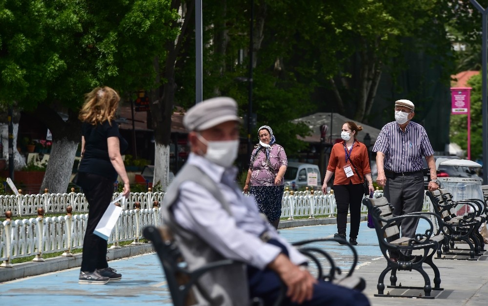 65 yaş ve üstü vatandaşlar İstanbul sokaklarını doldurdu 