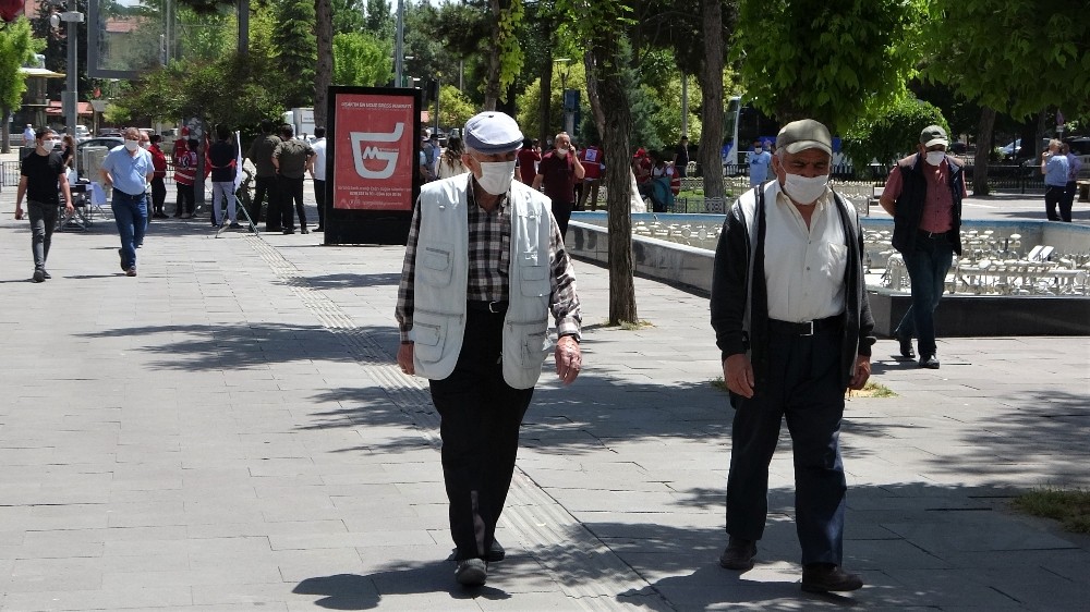65 yaş ve üzeri vatandaşlar hafta içi dışarı çıkmak istiyor 