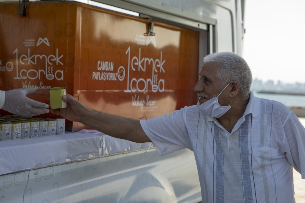 65 yaş ve üzeri vatandaşlar limonatayla serinledi 