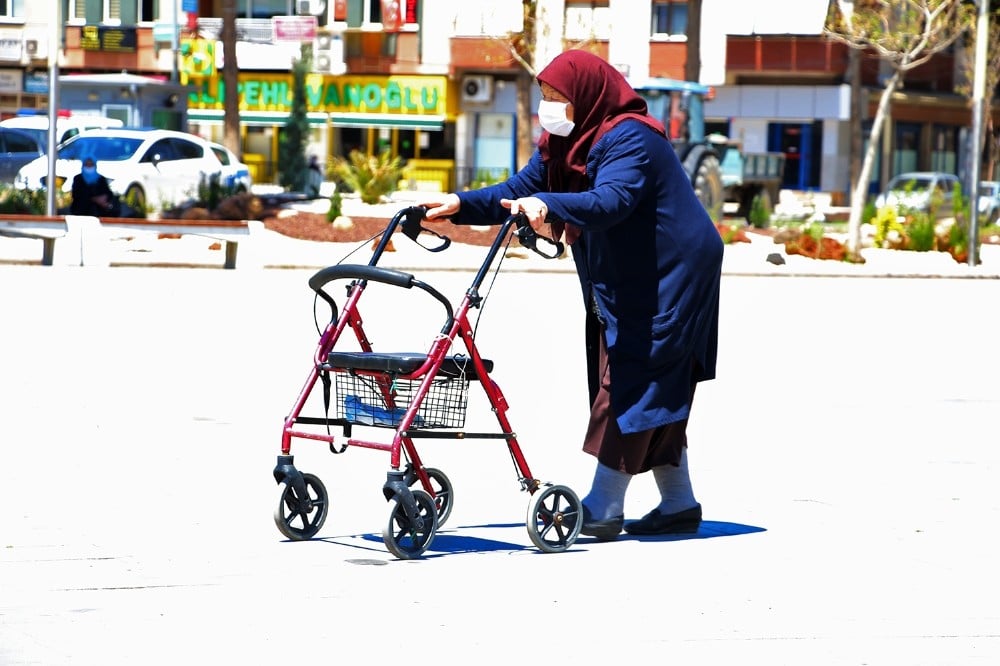 65 yaş ve üzeri vatandaşlar sokaklarda 