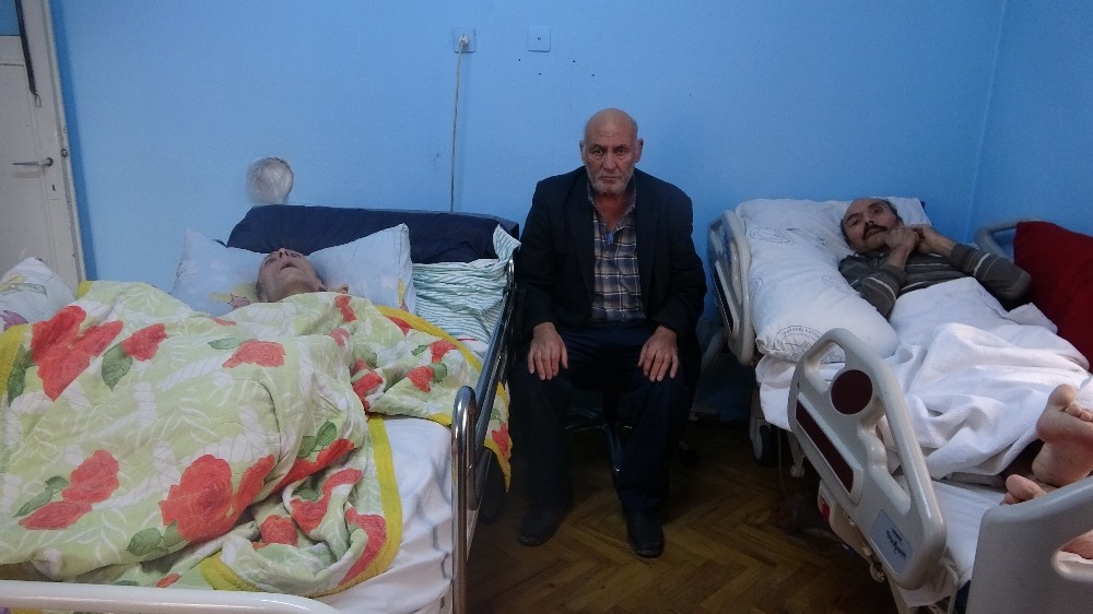 65 yaşında yatalak iki çocuğuna bakan baba yardım eli uzatılmasını bekliyor 
