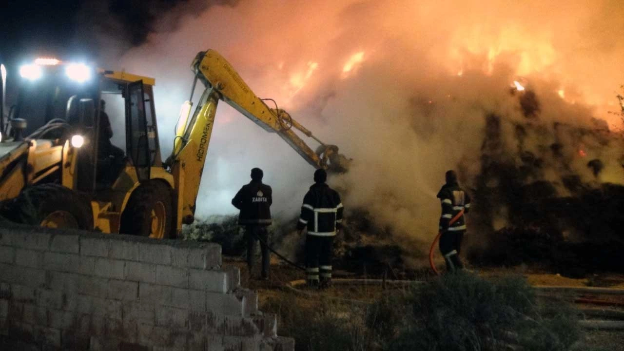 650 Ton Saman Kundaklandı! Milyonluk zarar