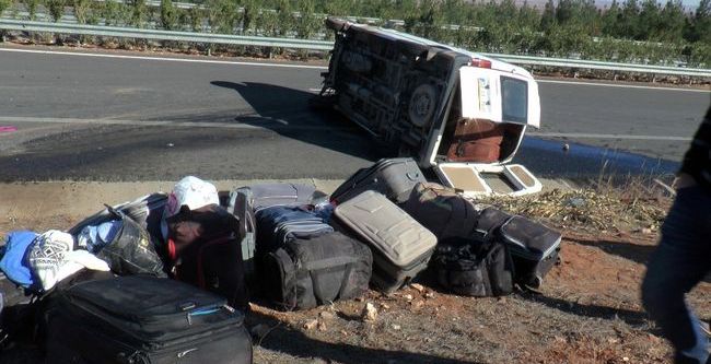İşçileri taşıyan minibüs devrildi... Çok sayıda yaralı var