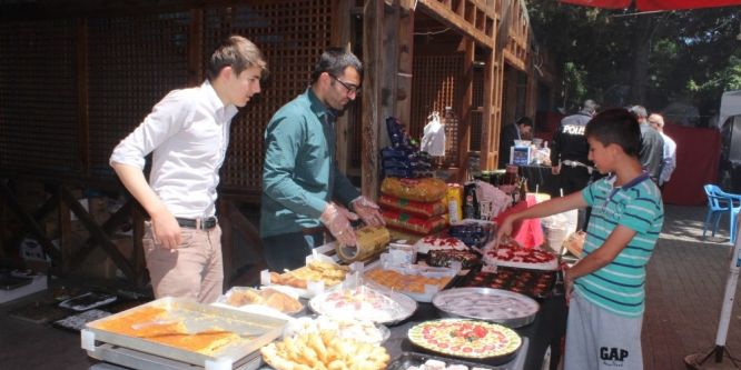 Öğrenciler yararına kermes düzenlendi