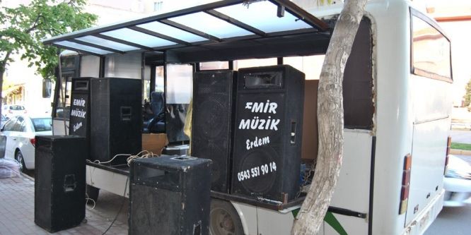 Yürüyen minibüsü müzik evine çevirdi