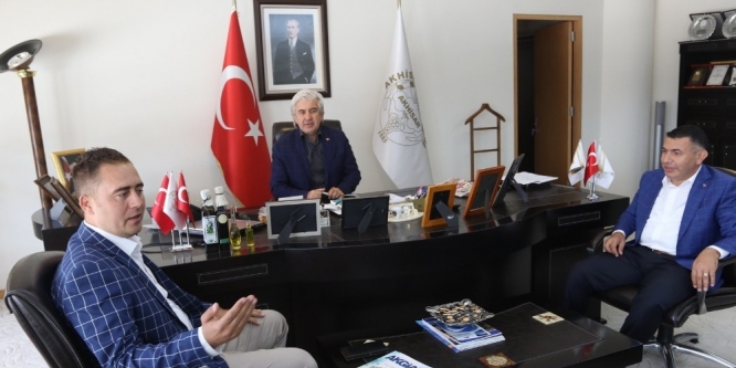 AKGİAD, Akhisar Üniversitesine 10 bin TL bağışladı