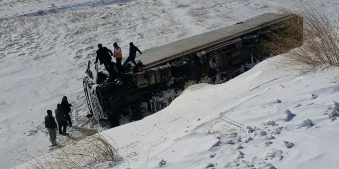 Adilcevaz’da tır devrildi: 1 ölü