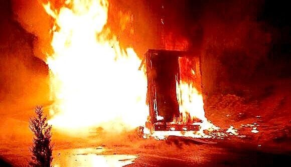 TIR'ın dorsesi seyir halinde yanmaya başladı