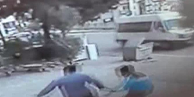 Hırsızlar market çalışanını bıçakladı