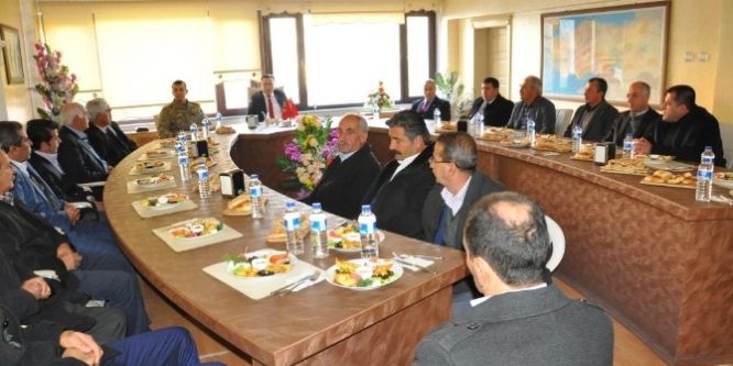 Muhtarlarla bir araya geldi