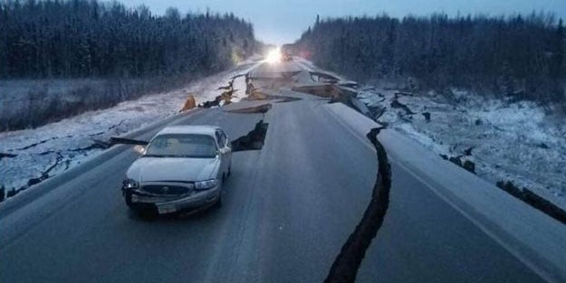 6,6 ile sallanan ABD'de çok sayıda yol çöktü!