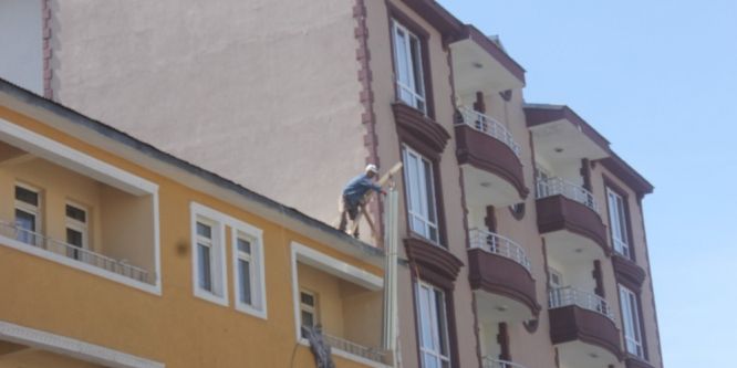 Çatı ustası işçi çatıda ölümle dans etti