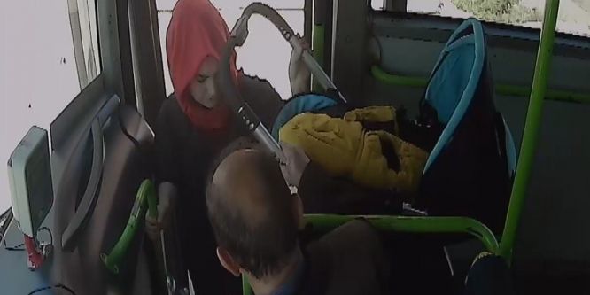 Halk otobüsünde bebek arabası kavgası
