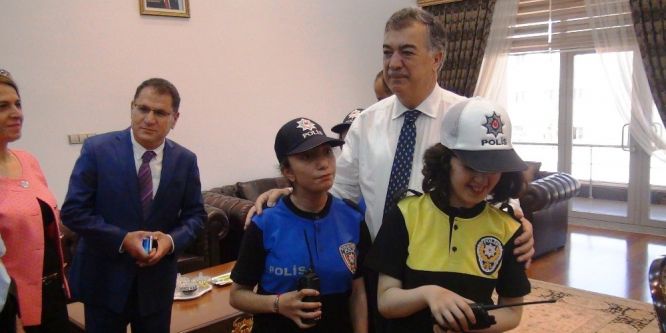 Engelli çocuklar polis oldu