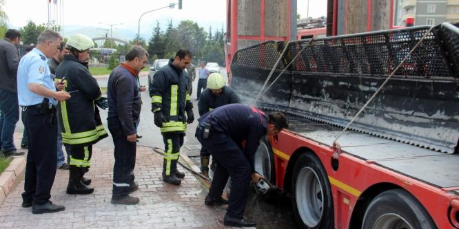 Seyir halindeki tırdan yükselen dumanlar paniğe yol açtı