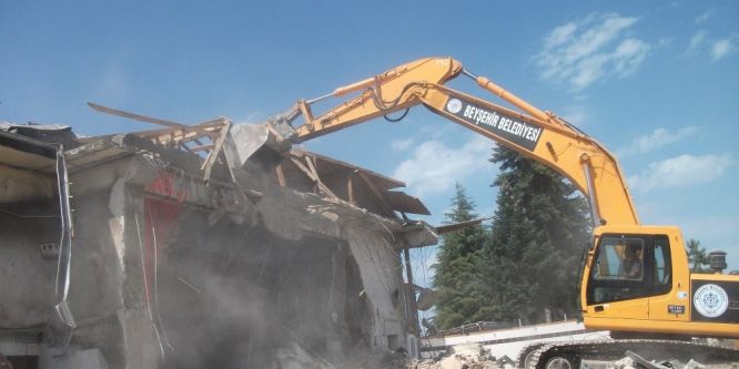 Beyşehir’de iki yılda 56 metruk yapı yıkıldı