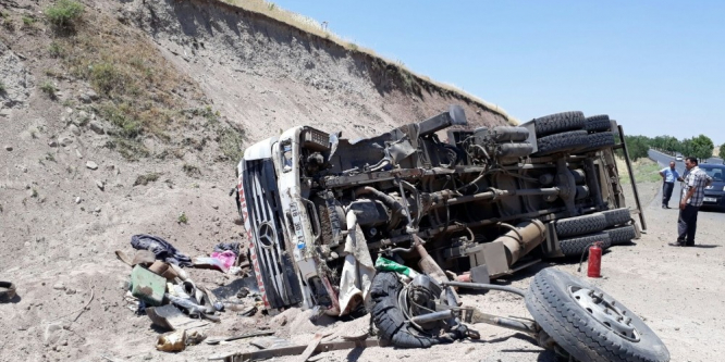 Virajı alamayan çekici takla attı: 2 yaralı