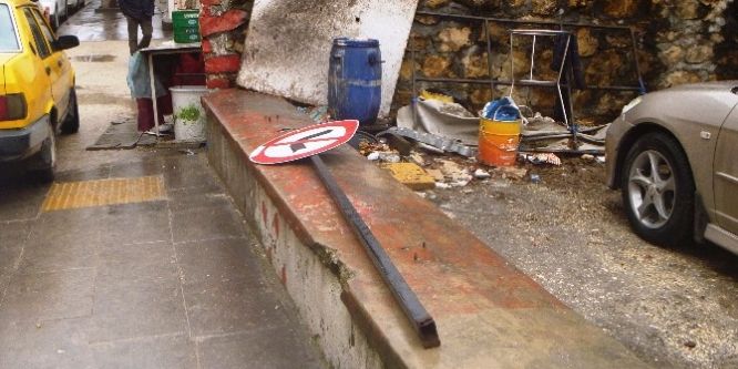 Trafik levhaları tahrip ediliyor