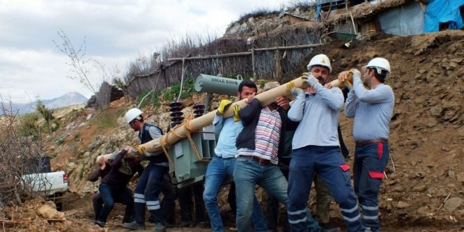 Dicle Elektrik tepeleri aşarak yanan trafoyu değiştirdi