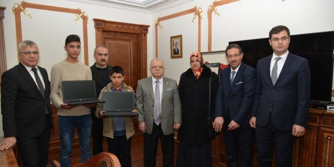 Vali, şehit kardeşlerine laptop hediye etti
