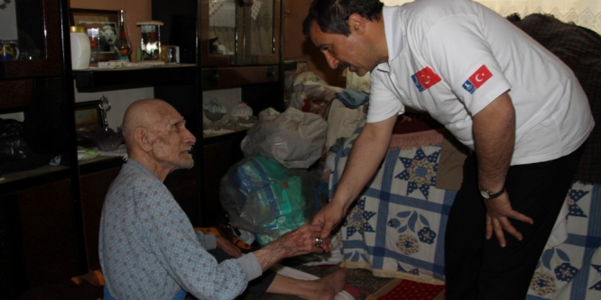 Kapı kapı dolaşıp yardım dağıtıyorlar