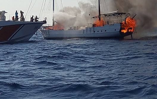 Seyir turuna çıkan gulet alev alev yandı